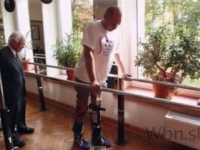Video: Ochrnutý muž dokáže po transplantácii znova chodiť