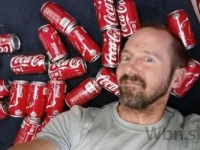 Muž pil denne 10 plechoviek Coca Coly, mesačnú výzvu natočil