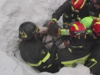 Z hotela zasypaného lavínou zachránili ďalších štyroch ľudí
