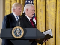 V Bielom dome zložilo prísahu tridsať Trumpových poradcov