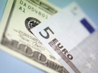 Dolár stúpol oproti jenu, ale oslabil voči euru