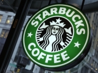Starbucks reaguje na kroky Trumpa, zamestná 10 000 utečencov