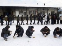 Migranti z tábora pri Belehrade majú zákaz vychádzania