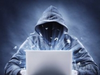 Česi zadržali štyroch mladíkov, ukradli milióny cez internet