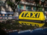 Taxikár \'zapichol\' auto do diery v ceste, na vine bola voda