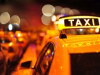 Nahý muž ukradol taxík a vozil sa v ňom po rušnom námestí   