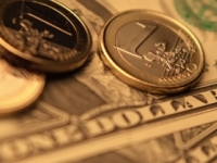 Dolár oslabil oproti euru aj voči jenu
