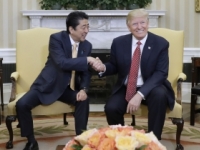 Trump si zahral golf s japonským premiérom Abem