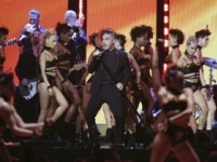 Obrazom: Brit Awards ovládli David Bowie a Rag\'n\'Bone Man