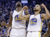 Video: Warriors dali 50 bodov za štvrtinu, Pelicans prehrali