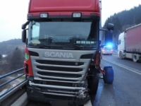 V Prahe sa zrazili dva kamióny a autobus s Holanďanmi