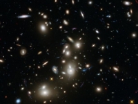 Hubblov teleskop odfotil vzdialenú kopu galaxií